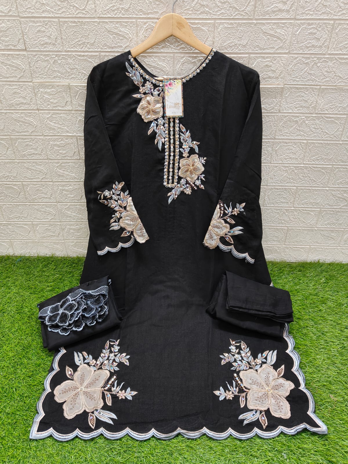 1511 Laxuria Trendz Vichitra Pakistani Readymade Suits Exporter India