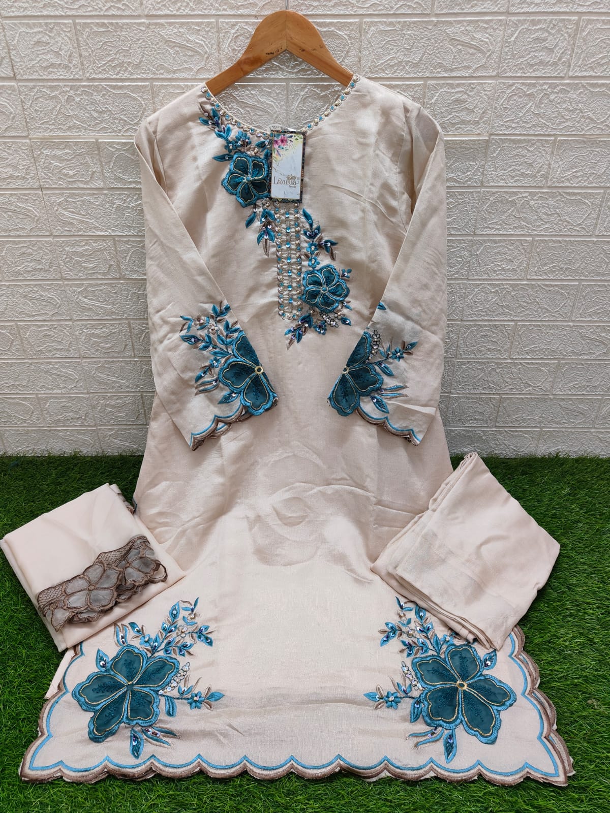 1511 Laxuria Trendz Vichitra Pakistani Readymade Suits Exporter India