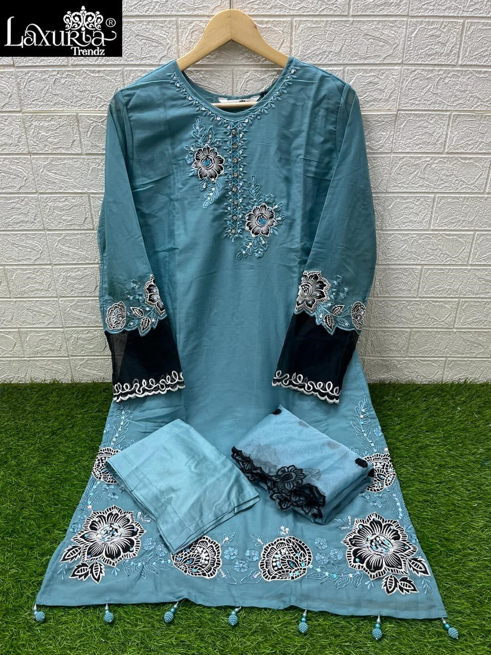 1527 Laxuria Trendz Georgette Pakistani Readymade Suits Supplier