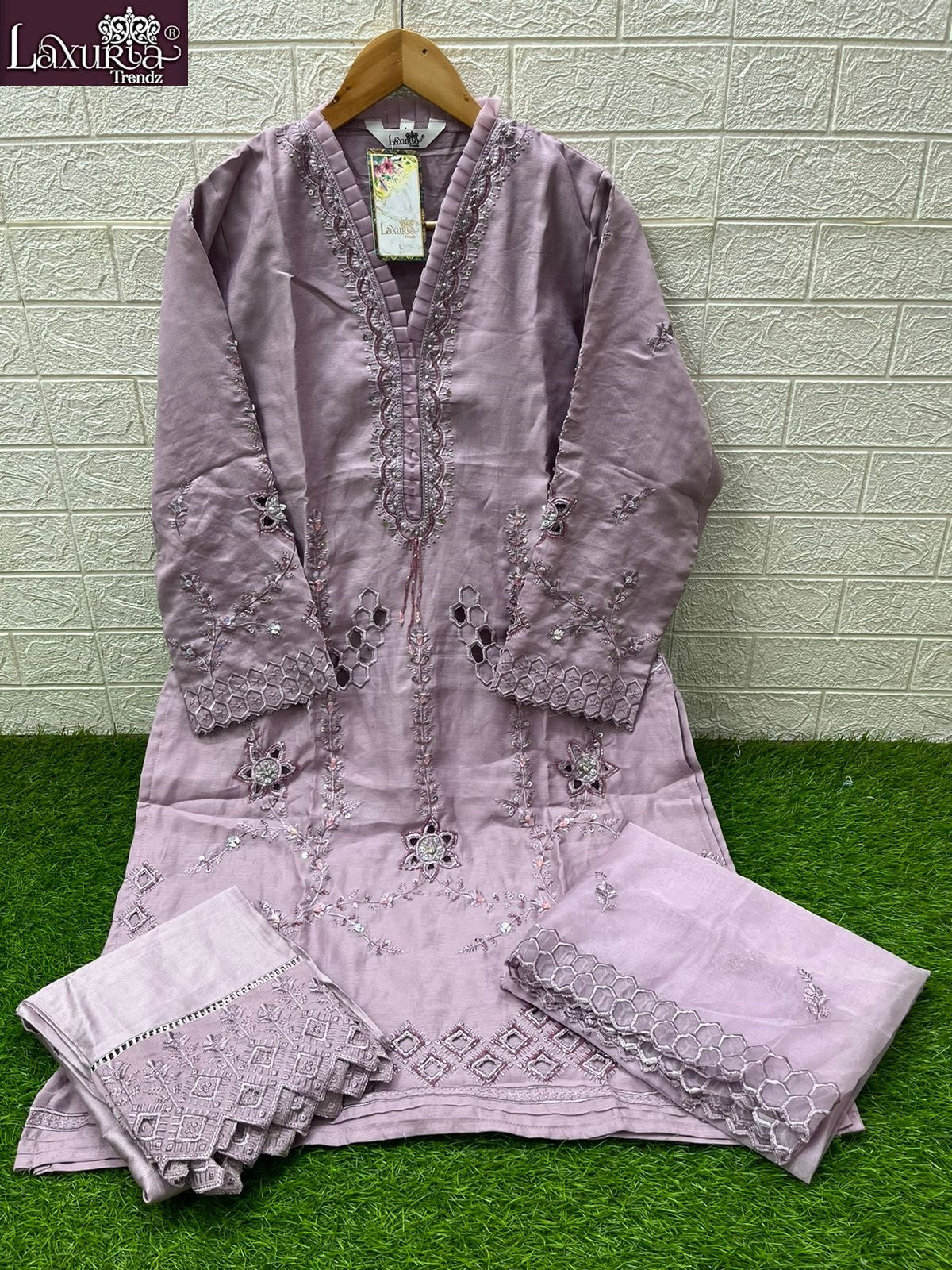 1528 Laxuria Trendz Lee Silk Pakistani Readymade Suits Wholesaler Ahmedabad