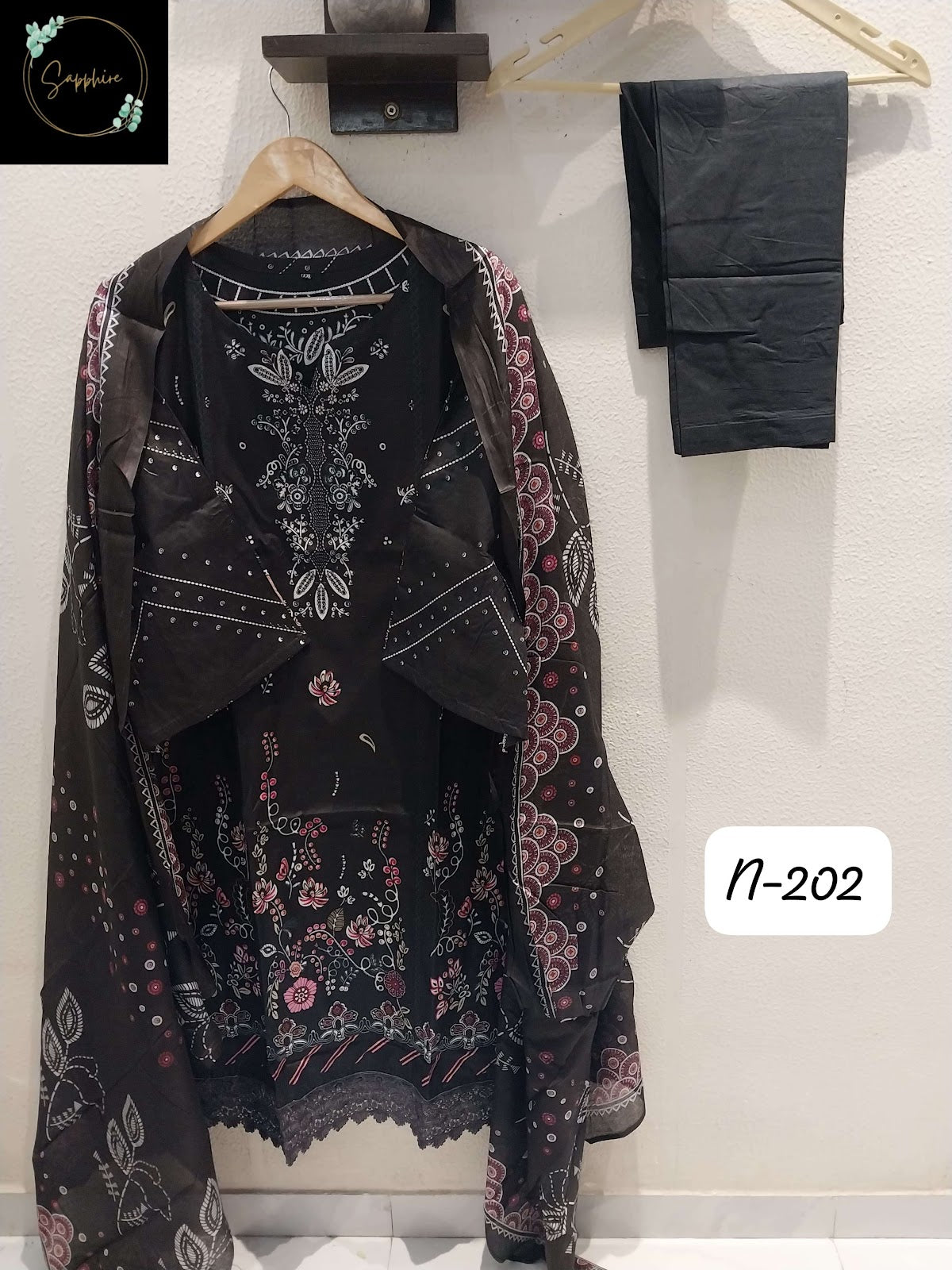 Agha Noorain N 202 Sapphire Lawn Karachi Readymade Suits Supplier India