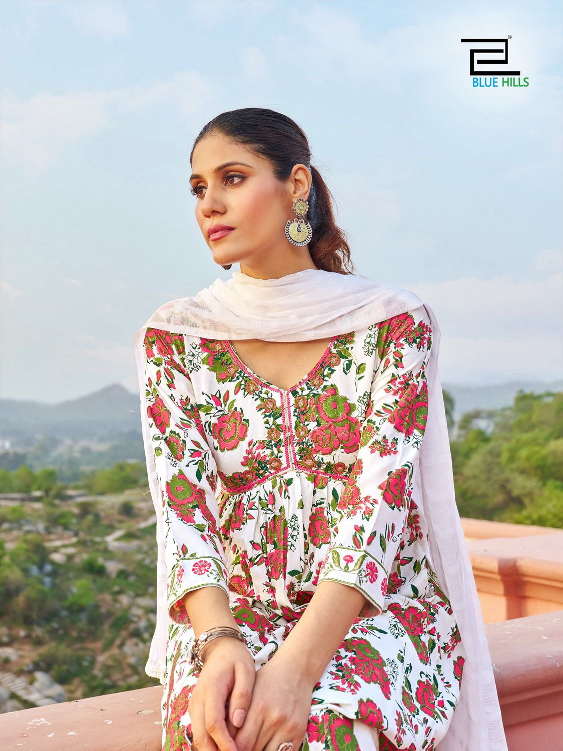 लिबास ब्लूहिल्स रेयॉन 14 किलो रेडीमेड पैंट स्टाइल सूट