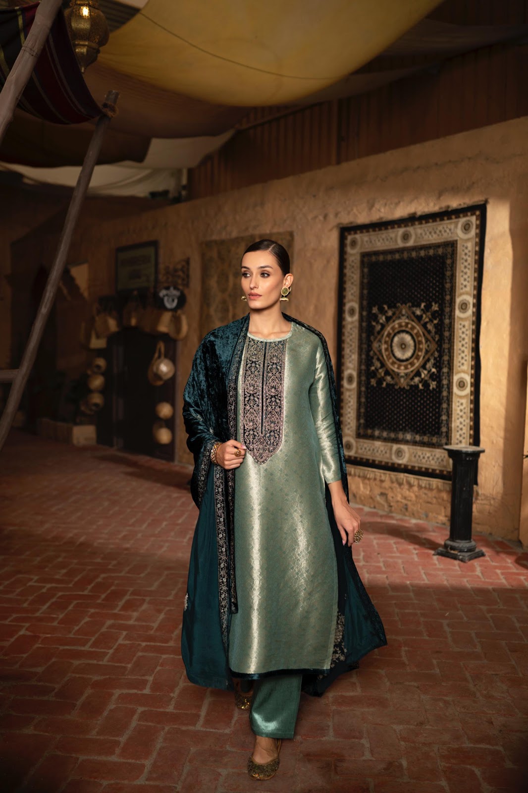 Shauni Naariti Silk Jacquard Velvet Suits Wholesaler Gujarat